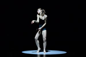 Foto/Argazkia/Photo: Sylvie-Ann Paré. Intérprete/Dantzaria/Dancer : Catherine Dagenais-Savard